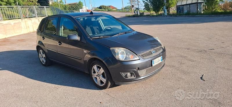 Begagnad Ford Fiesta 67 HK (49 kW) 2008 Grå Halvkombi