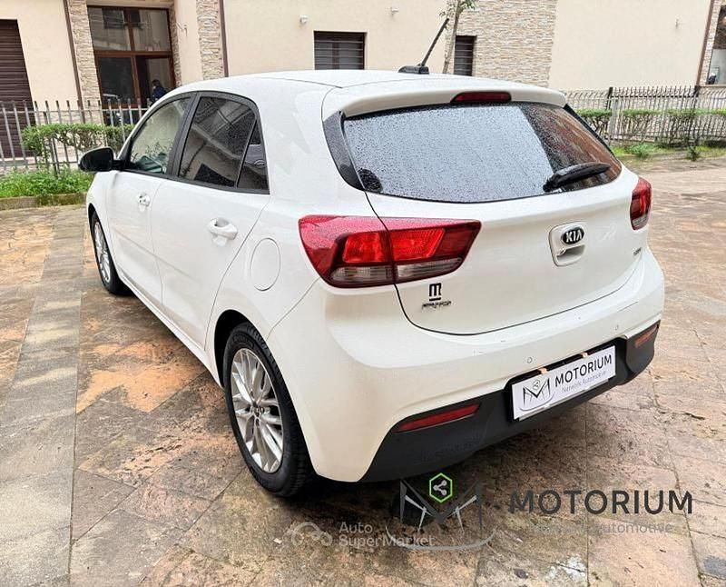 Usata Kia Rio 90 CV (66 kW) 2017 Bianco Berlina