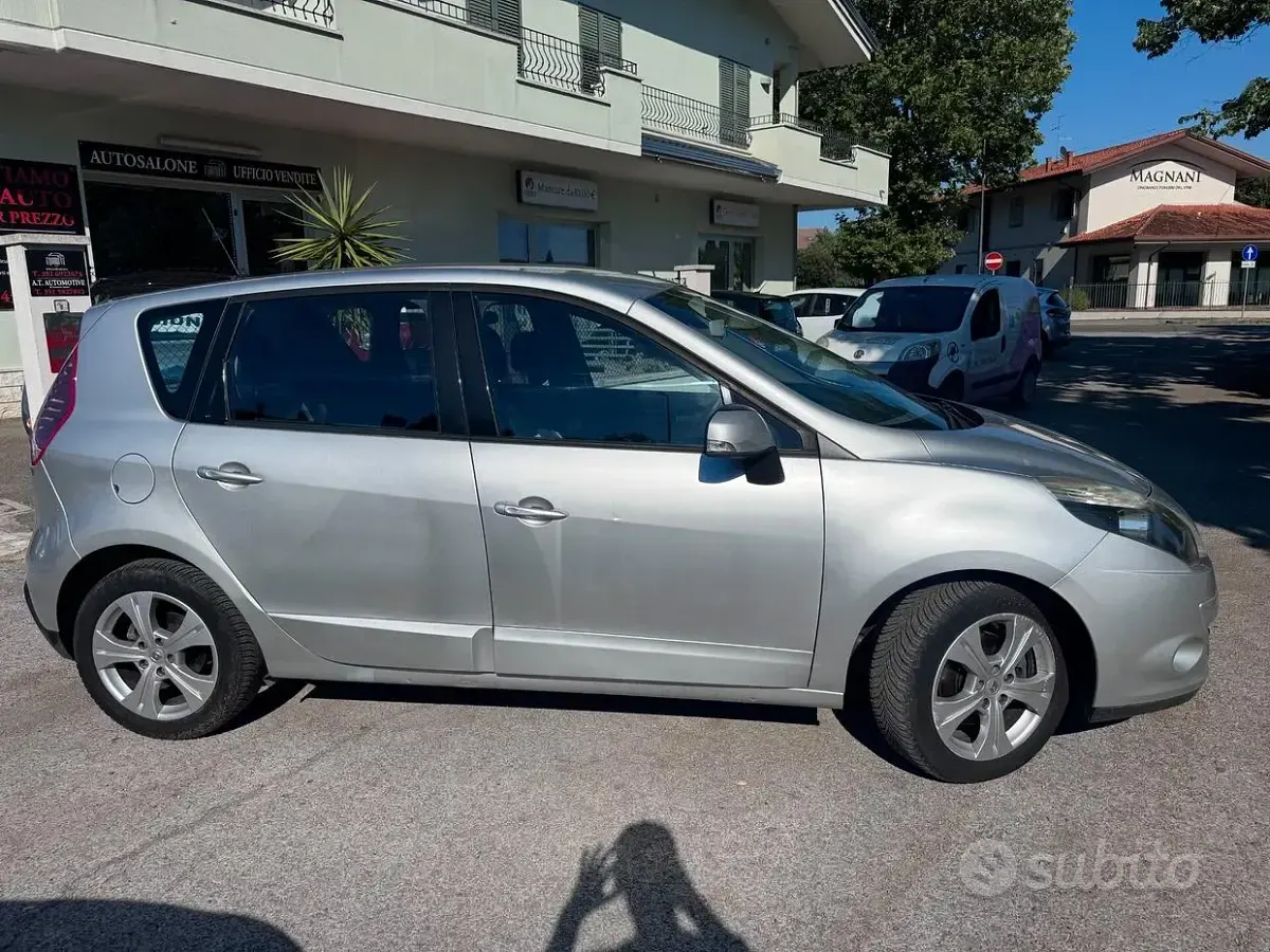Usata Renault Scénic Luxe 110 CV (80 kW) 2012 Grigio Monovolume