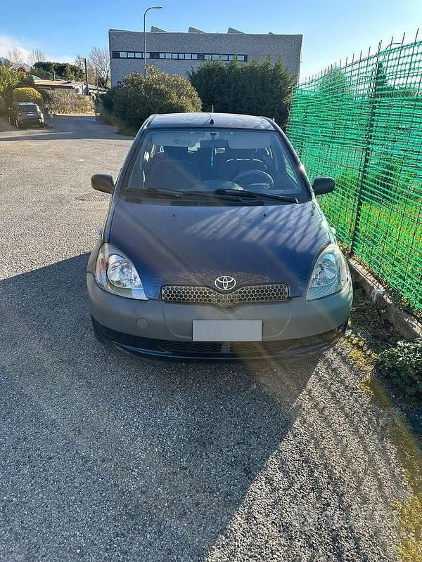Usata Toyota Yaris 68 CV (50 kW) 2002 Blu Berlina