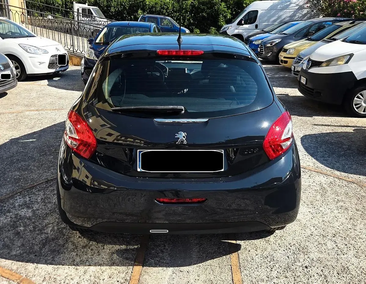 Usata Peugeot 208 68 CV (50 kW) 2015 Nero Utilitaria