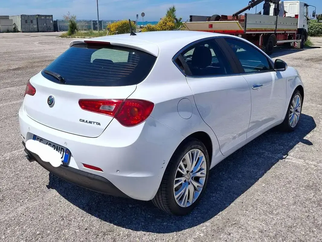 Usata Alfa Romeo Giulietta Business 120 CV (88 kW) 2016 Bianco Utilitaria
