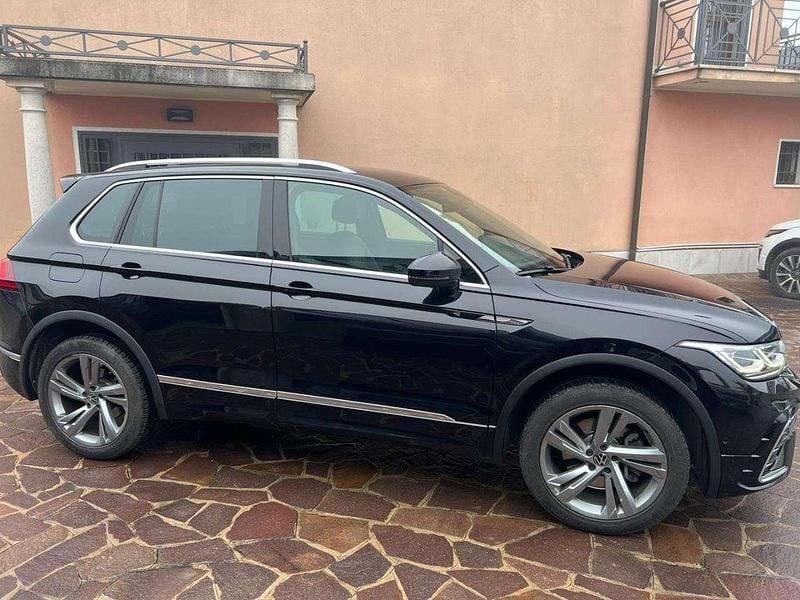 Usata VW Tiguan R-line 200 CV (147 kW) 2023 Nero SUV
