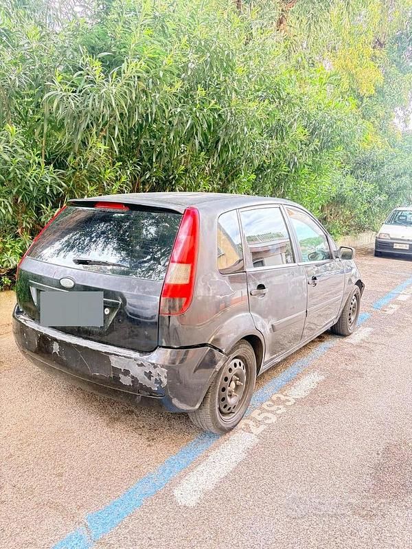 Usata Ford Fiesta 68 CV (50 kW) 2004 Nero Utilitaria