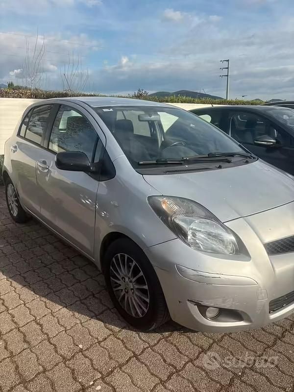 Usata Toyota Yaris 87 CV (63 kW) 2009 Grigio Utilitaria