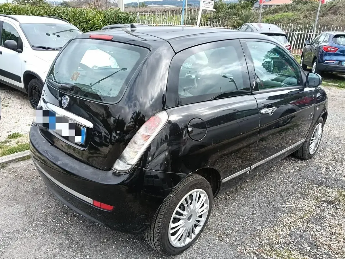 Usado Lancia Ypsilon 75 HP (55 kW) 2011 Preto Citadino