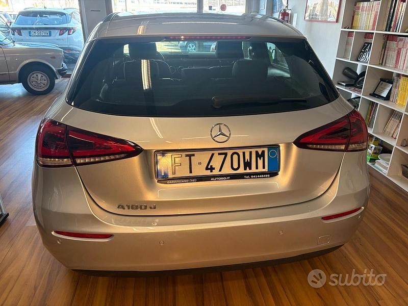 Usata Mercedes A180 116 CV (85 kW) 2019 Grigio Berlina