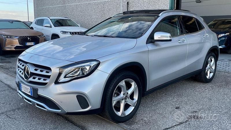 Usata Mercedes GLA180 Premium 122 CV (89 kW) 2019 Grigio SUV