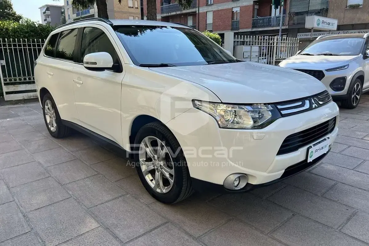 Usata Mitsubishi Outlander Instyle 150 CV (110 kW) 2014 Bianco SUV