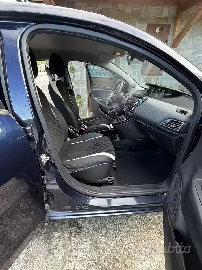 Usata Lancia Ypsilon 69 CV (50 kW) 2017 Blu Utilitaria