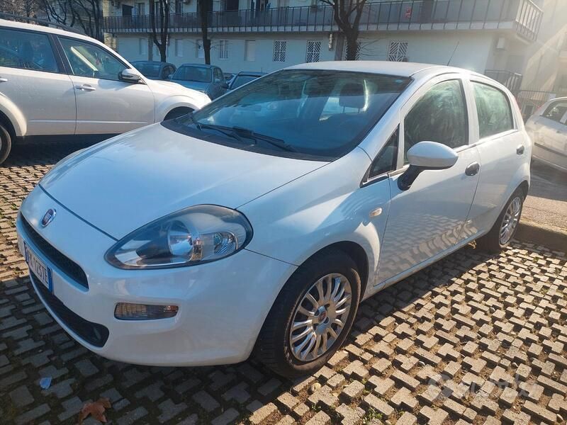 Bianco Usata 2017 Fiat Punto Lounge Due volumi | 5990 € (Buon prezzo) - Immagine 1/4