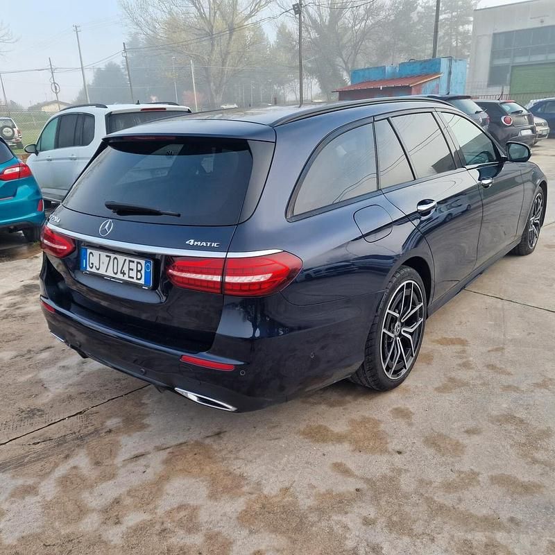 Usata Mercedes E220 Premium Plus 199 CV (146 kW) 2022 Blu Station wagon