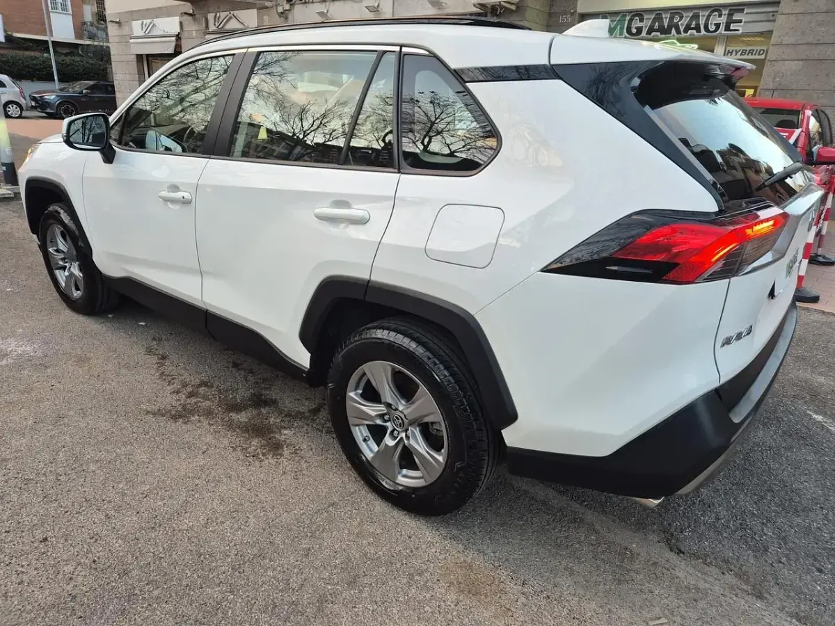 Usata Toyota RAV4 Hybrid Business Edition 178 CV (130 kW) 2022 Bianco SUV