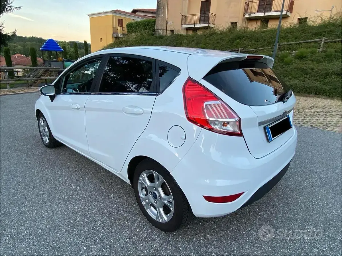 Usata Ford Fiesta 75 CV (55 kW) 2015 Bianco Utilitaria