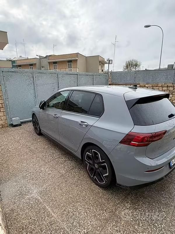 Usata VW Golf VIII R-line Plus 150 CV (110 kW) 2025 Grigio Berlina