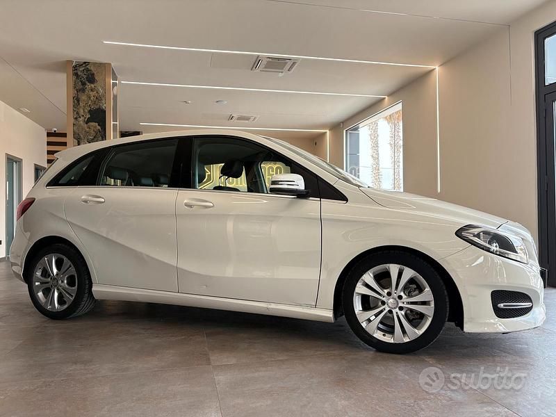 Usata Mercedes B200 Premium 136 CV (100 kW) 2015 Bianco Monovolume