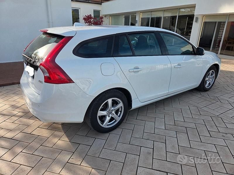 Usata Volvo V60 120 CV (88 kW) 2017 Bianco Station wagon