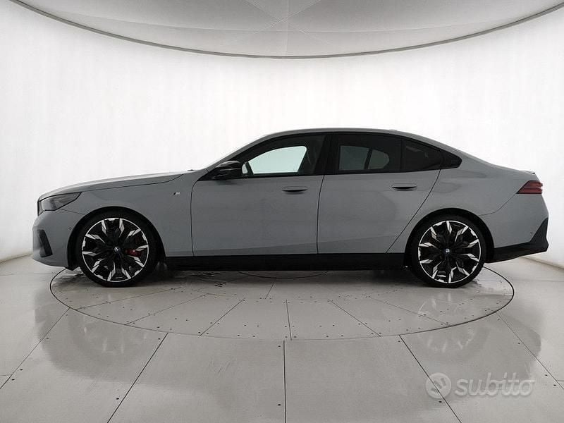 Usata BMW i5 Comfort Edition 442 kW (601 CV) 2023 Brooklyn grey Berlina