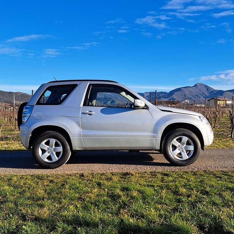 Usata Suzuki Grand Vitara 106 CV (77 kW) 2012 Argento SUV