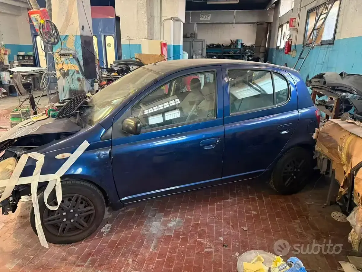 Usata Toyota Yaris 86 CV (63 kW) 2001 Bluazzurro Utilitaria