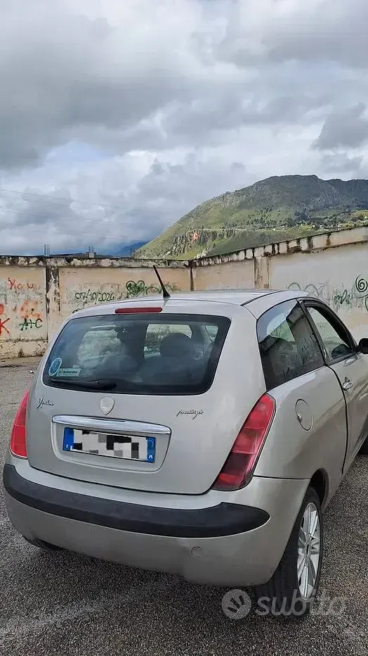 Usata Lancia Ypsilon 75 CV (55 kW) 2004 Grigio Utilitaria