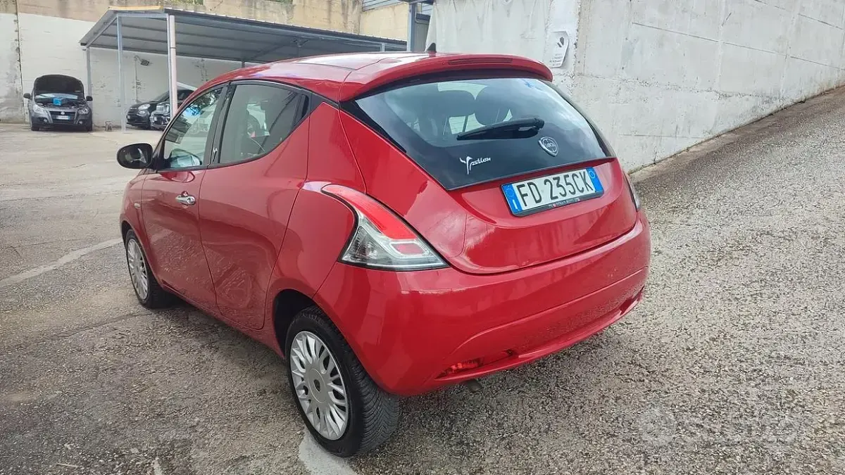 Usata Lancia Ypsilon 69 CV (50 kW) 2017 Bianco Utilitaria