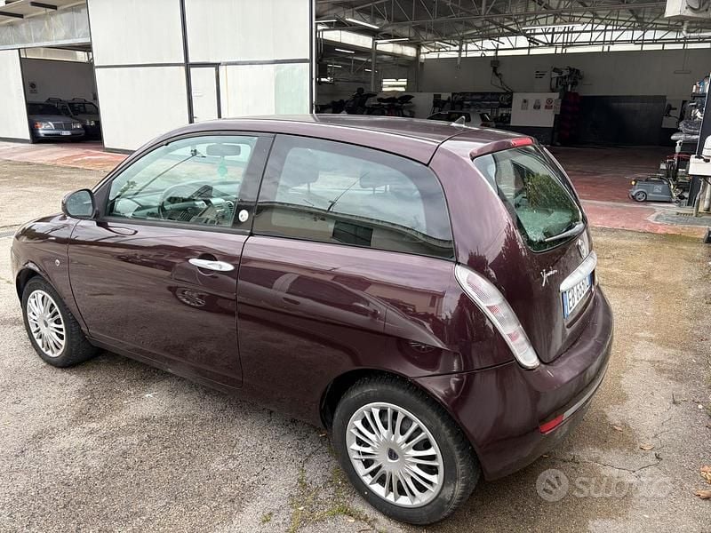 Usata Lancia Ypsilon 77 CV (56 kW) 2010 Viola Utilitaria