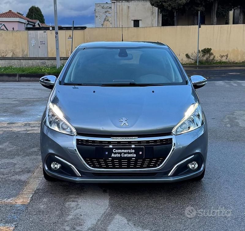 Usata Peugeot 208 Signature Sky 102 CV (75 kW) 2020 Grigio Utilitaria