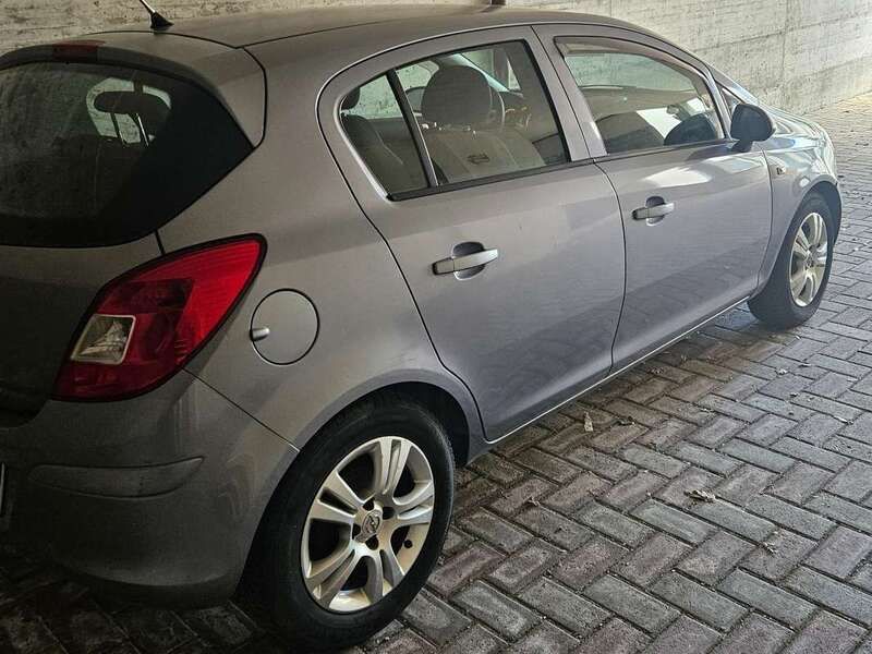 Grigio Usata 2010 Opel Corsa Cosmo Tre volumi | 2800 € (Super prezzo) - Immagine 1/4