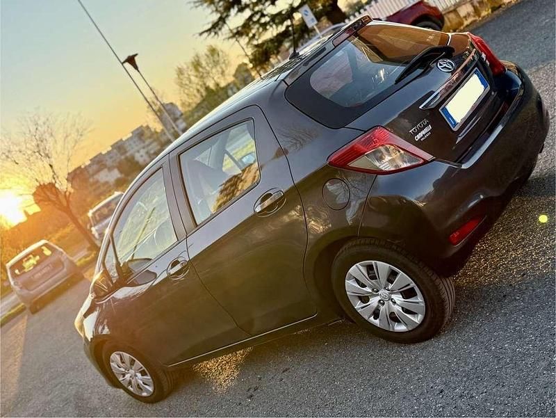 Usata Toyota Yaris 75 CV (55 kW) 2013 Grigio Utilitaria