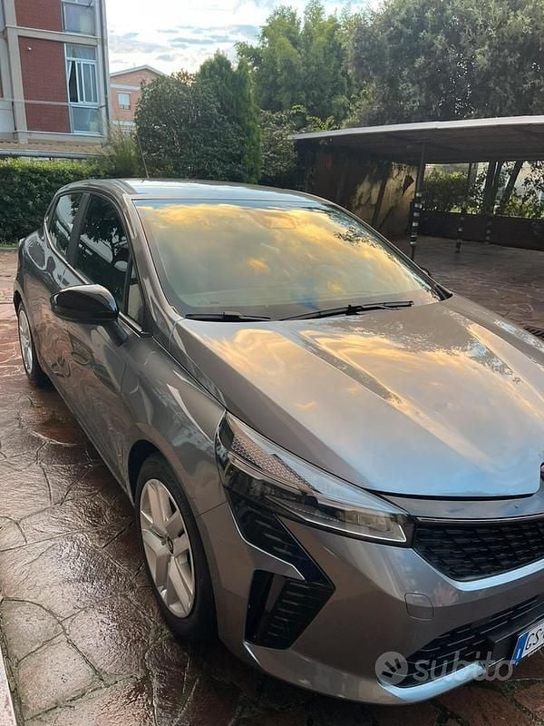 Grigio Usata 2024 Renault Clio V Due volumi | 15.500 € (Buon prezzo) - Immagine 1/4