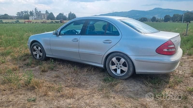 Grigio Usata 2002 Mercedes E270 Tre volumi | 2500 € (Buon prezzo) - Immagine 1/4