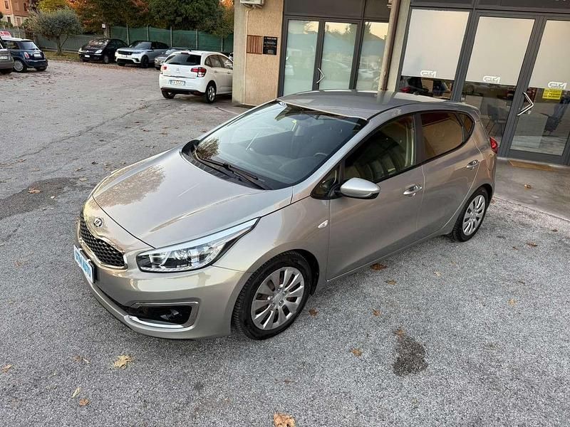 Usata Kia Ceed 110 CV (80 kW) 2017 Grigio Utilitaria