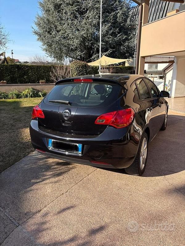 Usata Opel Astra 115 CV (84 kW) 2010 Nero Berlina