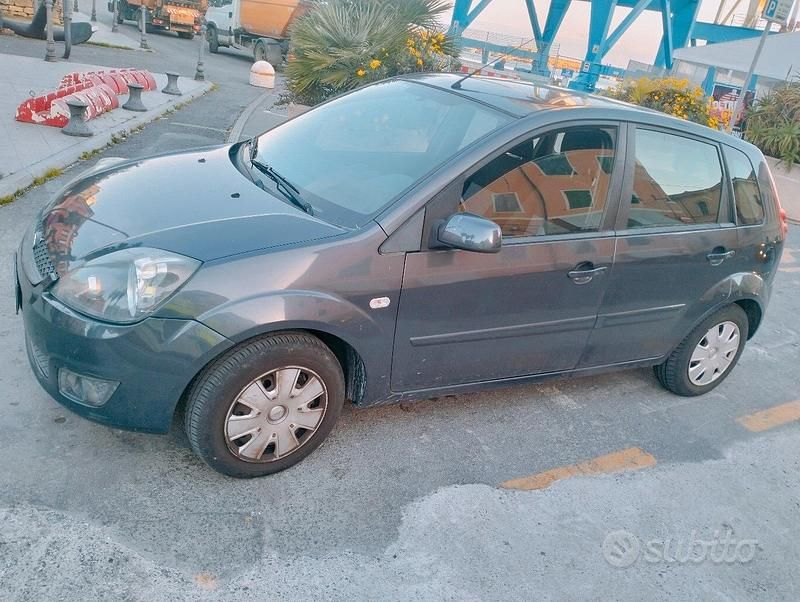 Begagnad Ford Fiesta Ghia 68 HK (50 kW) 2007 Grå Halvkombi