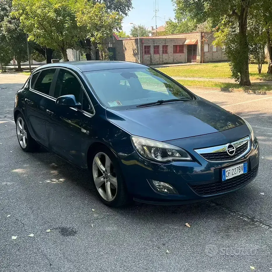 Usata Opel Astra Cosmo 125 CV (91 kW) 2011 Bluazzurro Berlina