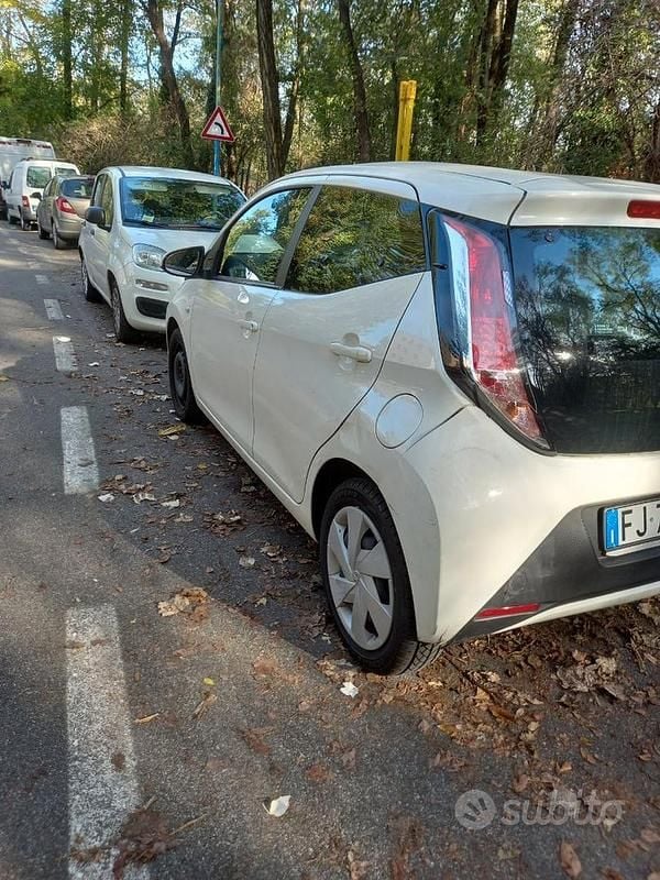 Usata Toyota Aygo 69 CV (50 kW) 2015 Bianco Utilitaria