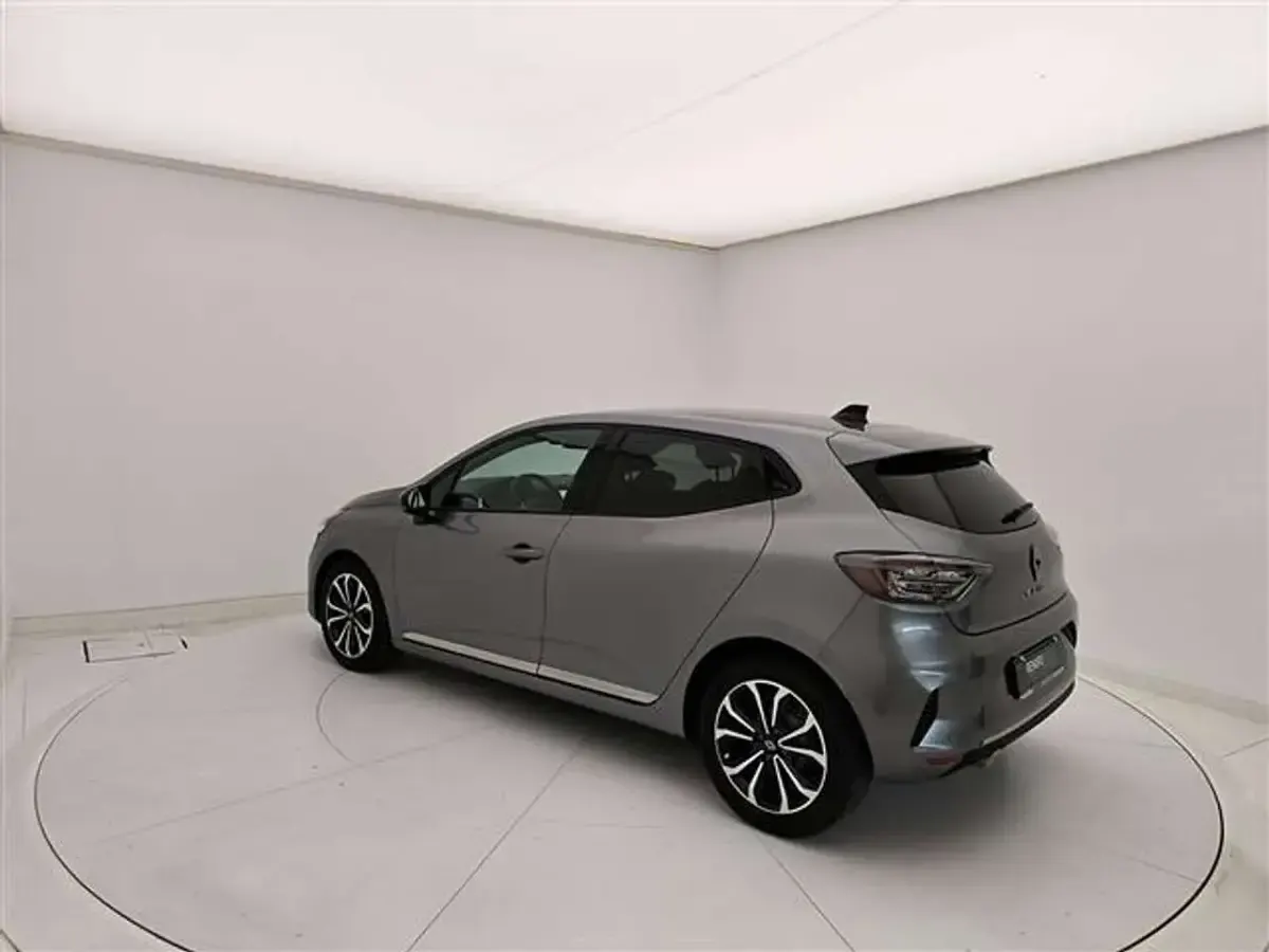 Usata Renault Clio V Techno 91 CV (66 kW) 2025 Grigio chiaro Berlina