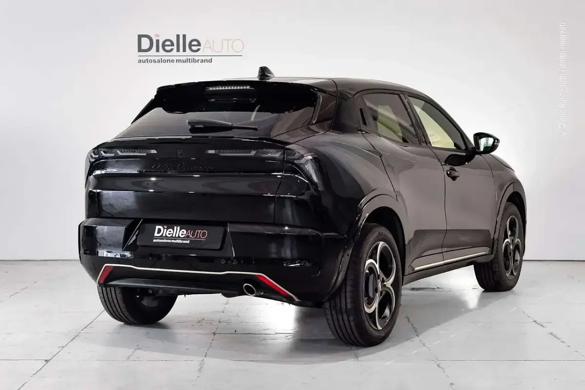 Nuova Alfa Romeo Junior 145 CV (106 kW) 2025 Nero tortona SUV