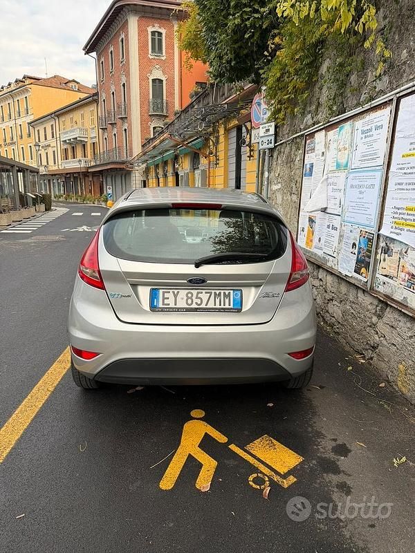 Usata Ford Fiesta 95 CV (69 kW) 2011 Grigio Berlina