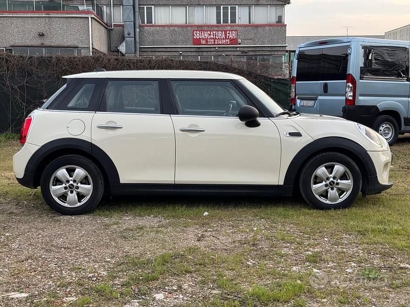 Usata Mini Cooper 102 CV (75 kW) 2018 Beige Utilitaria