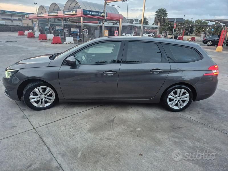 Usado Peugeot 308 102 CV (75 kW) 2018 Gris Berlina