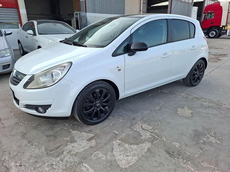 Usata Opel Corsa 75 CV (55 kW) 2010 Bianco Berlina