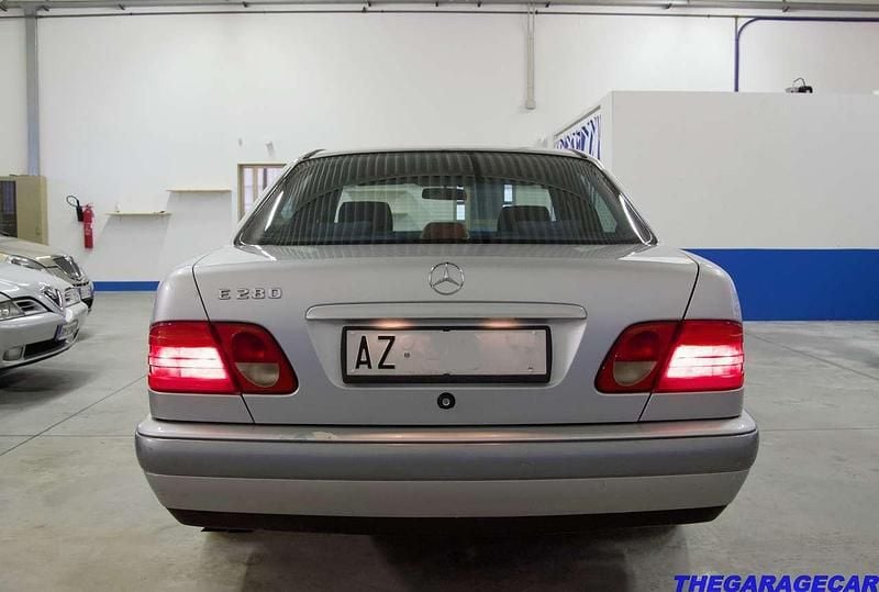 Usata Mercedes E280 204 CV (150 kW) 1998 Argento Berlina
