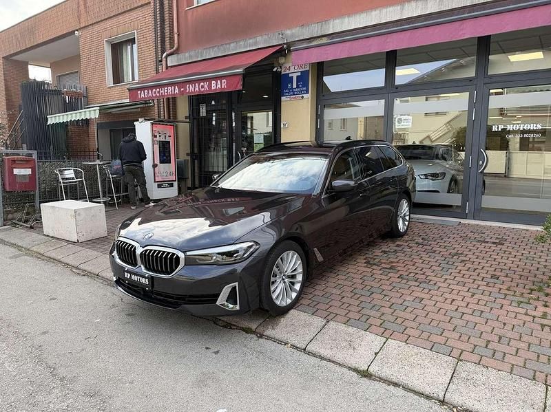 Usata BMW 520 Luxury Line 190 CV (139 kW) 2022 Sophistogray metallic Station wagon