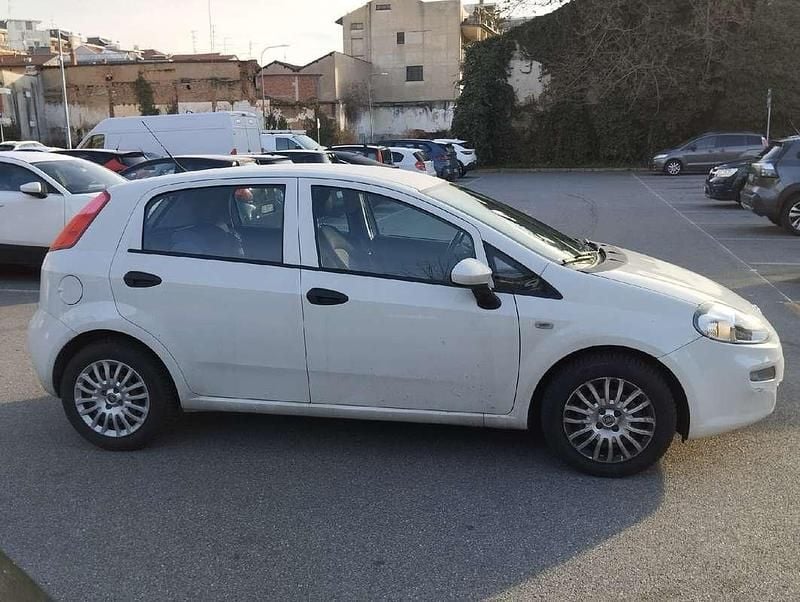 Usata Fiat Punto Young 75 CV (55 kW) 2018 Bianco Utilitaria