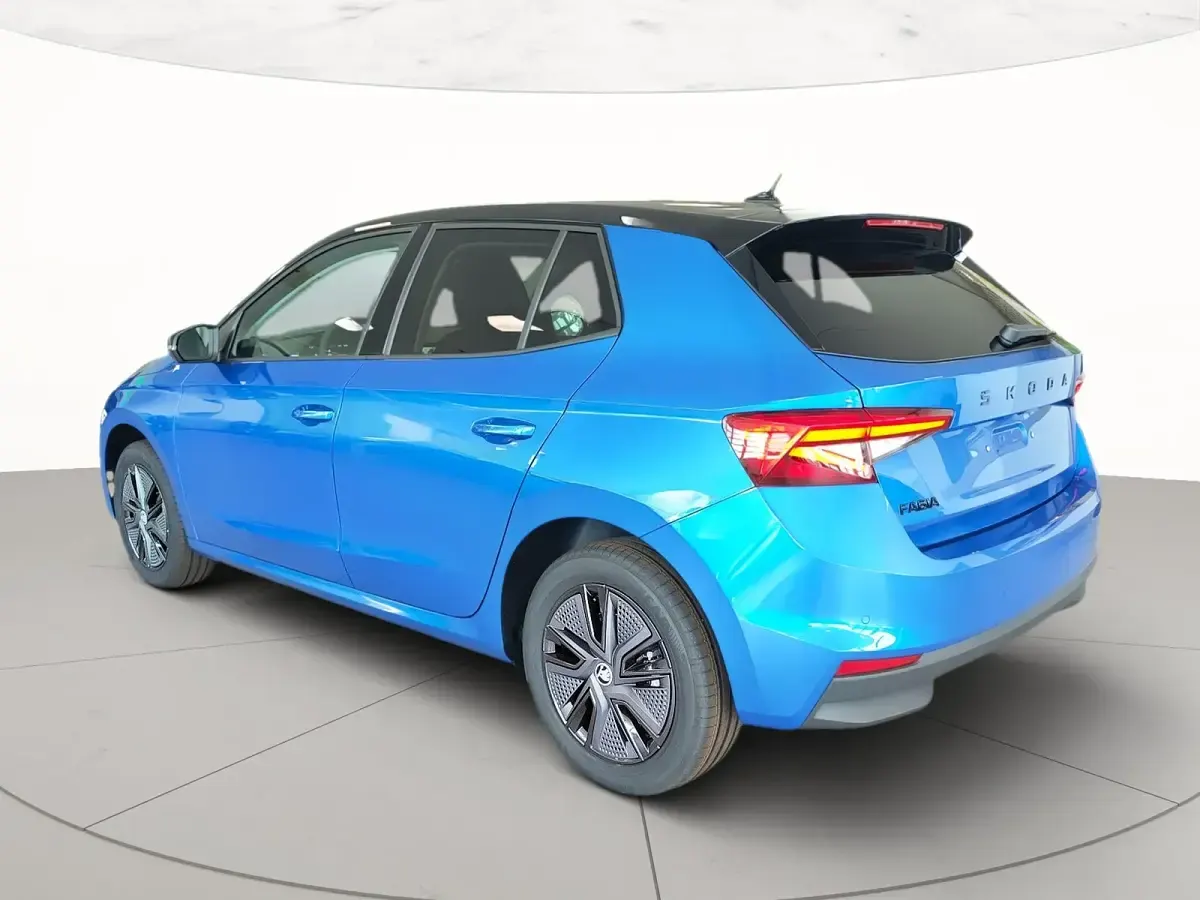 Nuova Skoda Fabia 95 CV (69 kW) 2026 Blu race metallizzato nero tulipano perl Utilitaria