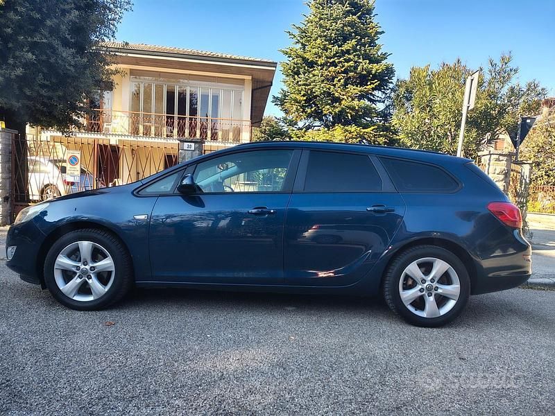 Usata Opel Astra Cosmo 125 CV (91 kW) 2011 Blu Station wagon
