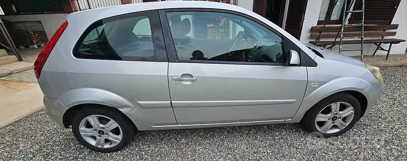 Usata Ford Fiesta 73 CV (53 kW) 2008 Grigio Utilitaria