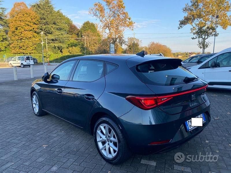 Käytetty Seat Leon Style 131 HP (96 kW) 2022 Harmaa Sedan